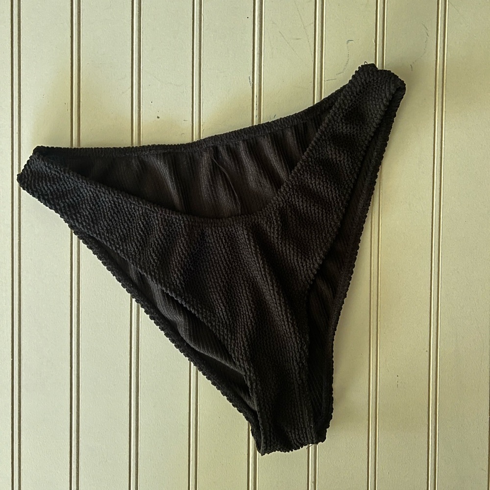 Lulu’s Black Bikini - Picture 4 of 5
